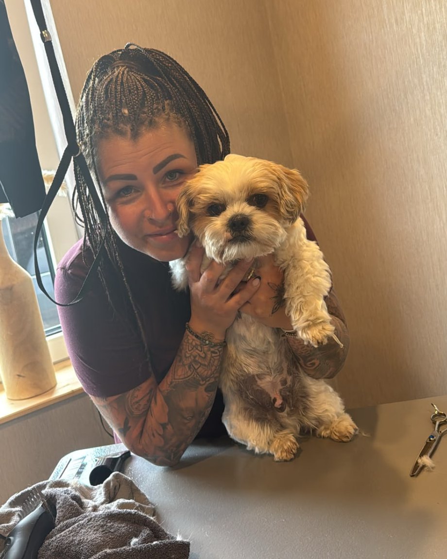 Agnes Vehrs hält einen frisch gepflegten kleinen Hund im Hundesalon Feingemacht in Großenrade